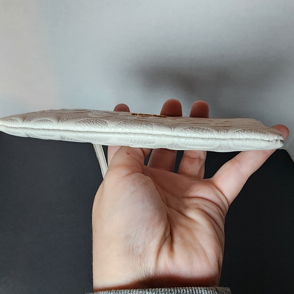 ✨️NWT✨️Coach Signature Embossed Wristlet - Picture 5 of 5